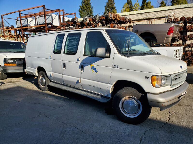 1C8198_0 Used 2002 Ford E-350 Van Hood