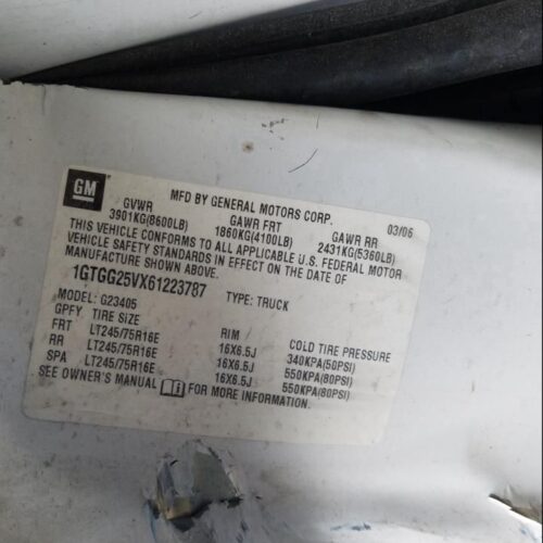 1C8215_10 Used 2006 GMC Savana 2500 Van Console Front
