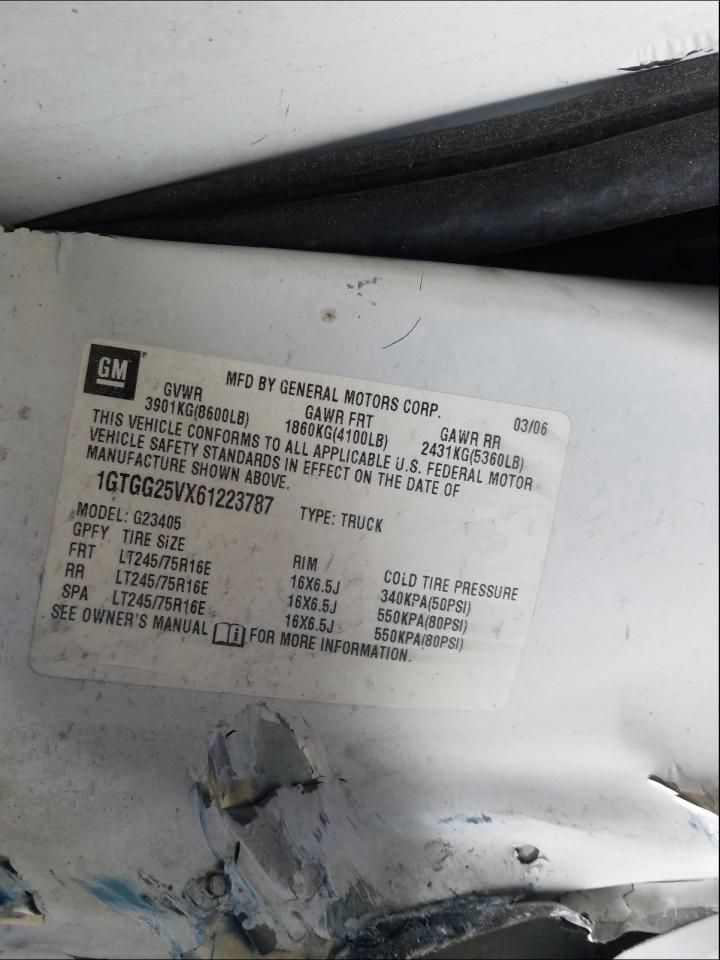 1C8215_10 Used 2006 GMC Savana 2500 Van Console Front