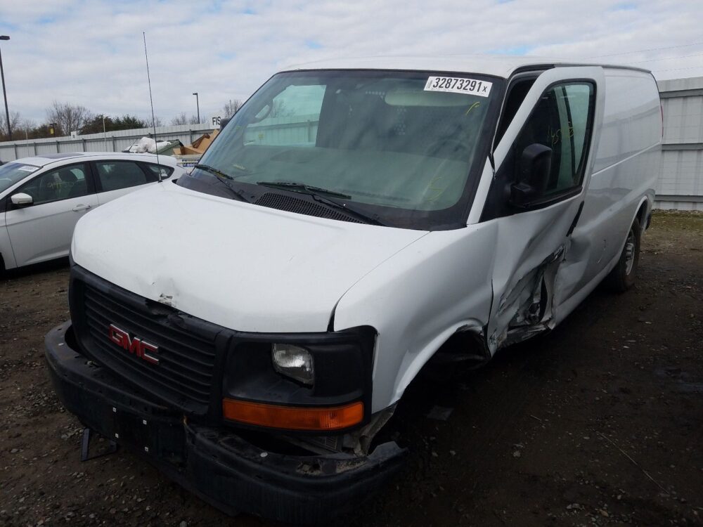 1C8215_2 Used 2006 GMC Savana 2500 Van Console Front