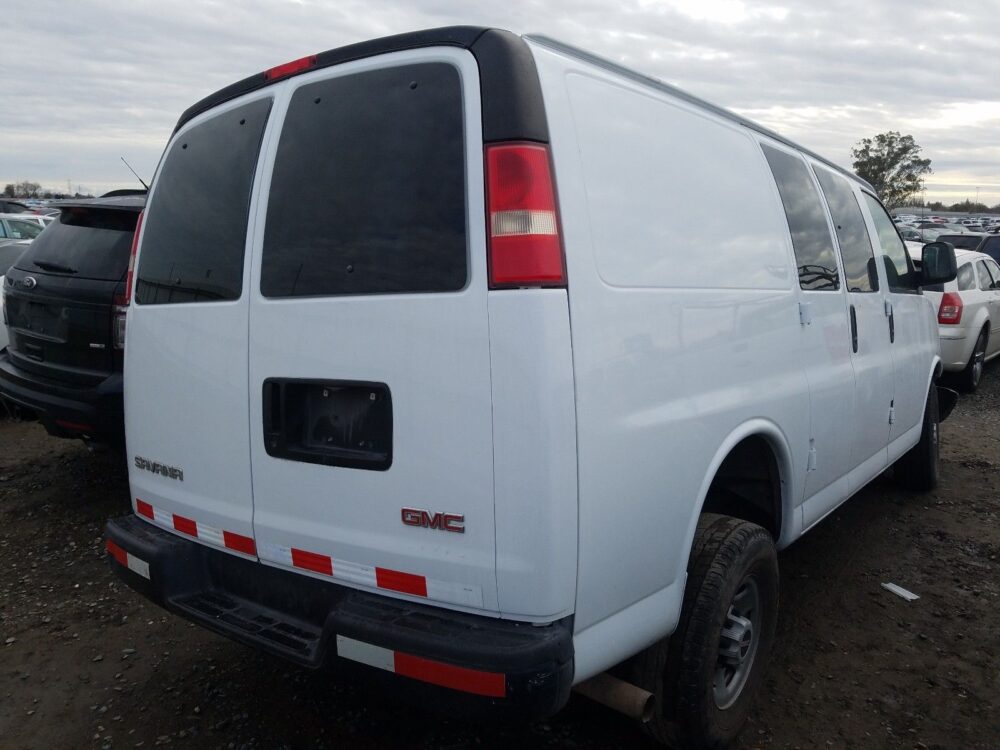 1C8215_4 Used 2006 GMC Savana 2500 Van Console Front