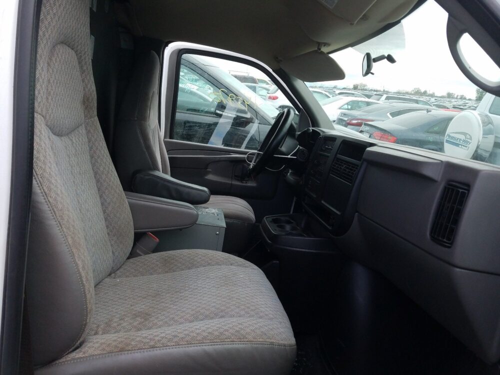 1C8215_5 Used 2006 GMC Savana 2500 Van Console Front