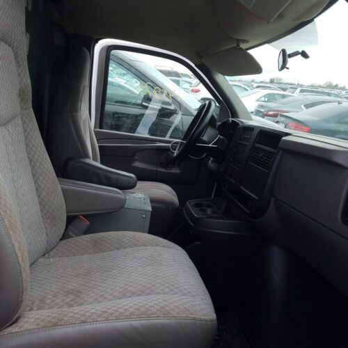 1C8215_5 Used 2006 GMC Savana 2500 Van Console Front