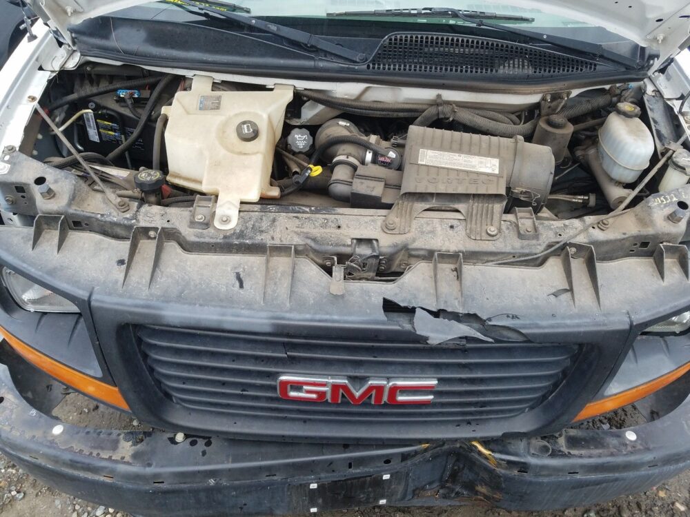 1C8215_7 Used 2006 GMC Savana 2500 Van Console Front