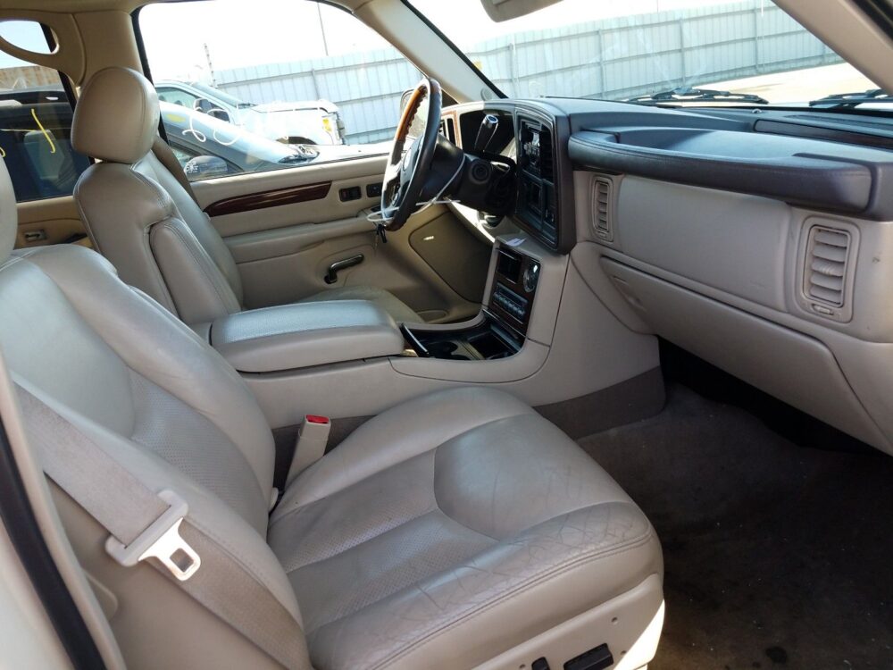 1D8221_5 Used 2004 Cadillac Escalade Carpet Front