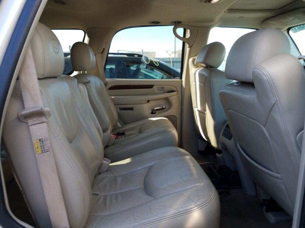 1D8221_6 Used 2004 Cadillac Escalade Carpet Front