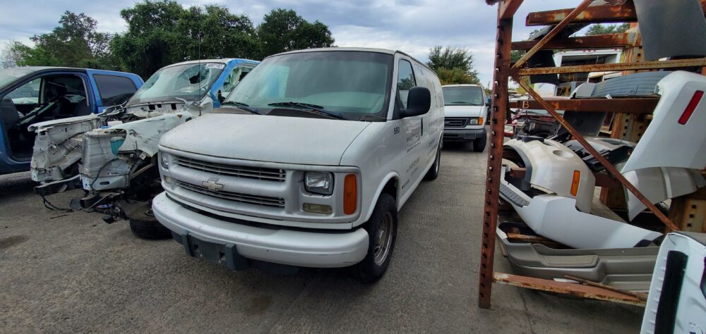 2H8430_0 Used 2001 Chevrolet Express 2500 Van AC Compressor