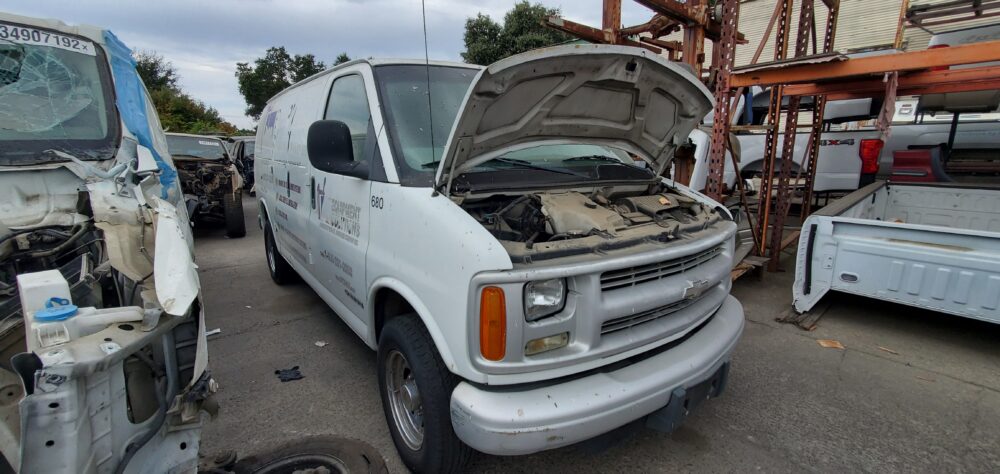 2H8430_3 Used 2001 Chevrolet Express 2500 Van AC Compressor
