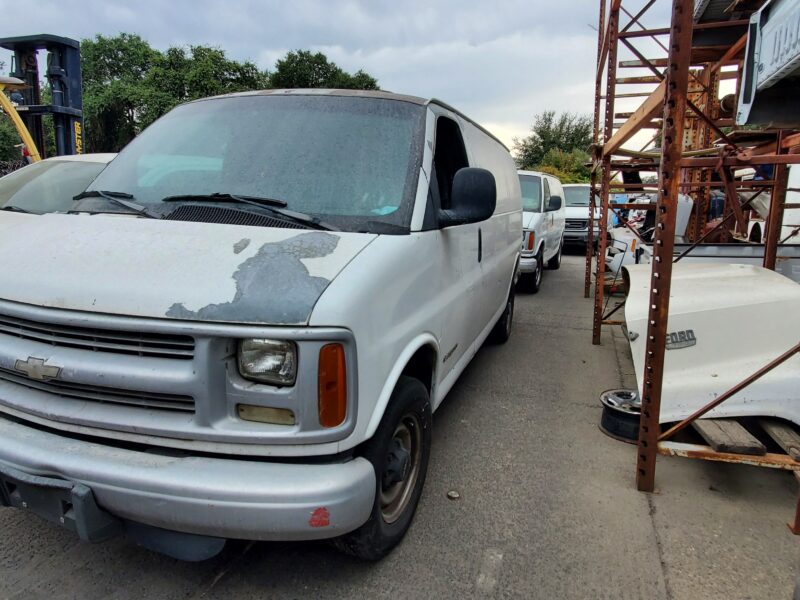2H8431_0 Used 2002 Chevrolet Express 2500 Van Hood