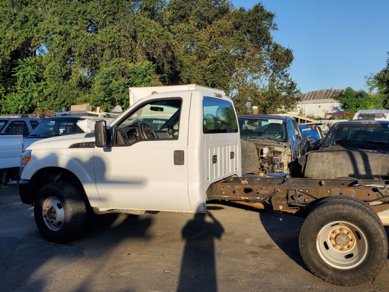 4E8693_0 Used 2015 Ford F-350 Super Duty Axle Assembly Front (4WD)
