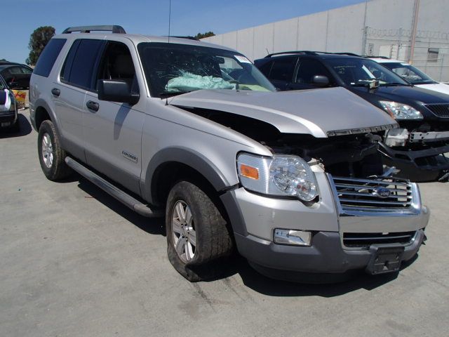 4F6928_0 Used 2006 Ford Explorer Fuel Filler Door