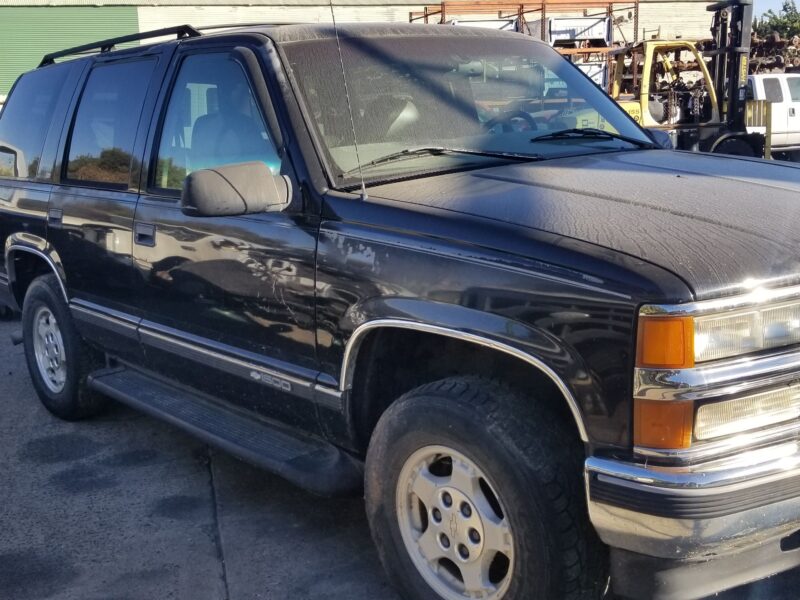 9J8021_0 Used 1997 Chevrolet Tahoe Bumper Assembly Rear